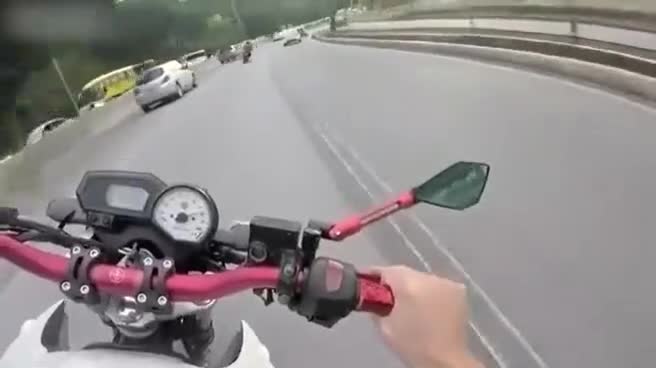 Un motard roule comme un fou au milieu du trafic, ça finit mal