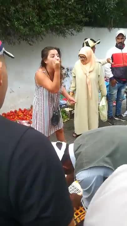 Une militante vegan (et touriste) mord un vendeur de poulet sur un marché (Maroc)