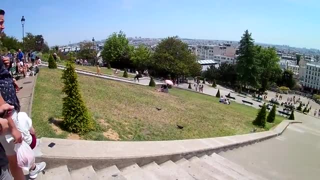 Un smartphone fait un tour de toboggan (Montmartre)