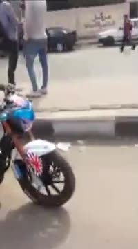 Régis fait des pompes sur sa moto