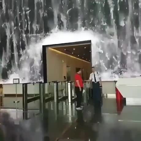 Cet hotel a une cascade vraiment impressionnante