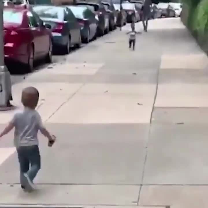 Un enfant croise son meilleur pote dans la rue