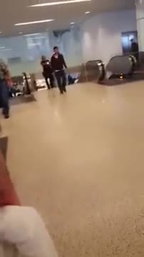 Un homme refuse de se faire contrôler dans un aéroport et se prend un gros coup de taser