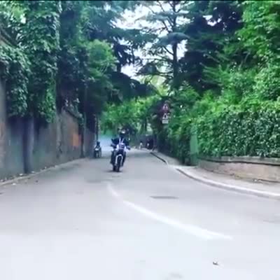 Un homme en fauteuil roulant se fait tracter par une moto, la suite ne va pas vous étonner