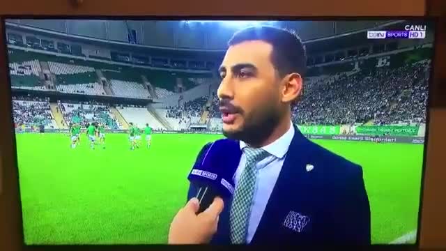 Un enfant fume une cigarette dans les tribunes d'un match de foot (Turquie)