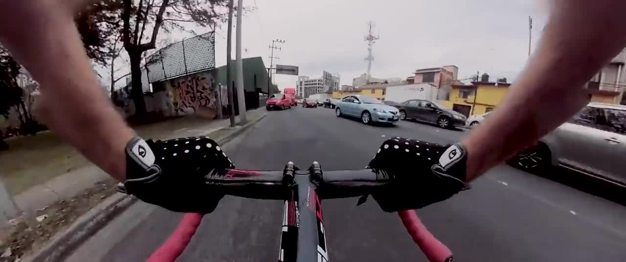Un cycliste s'amuse en roulant à contre-sens entre les voitures