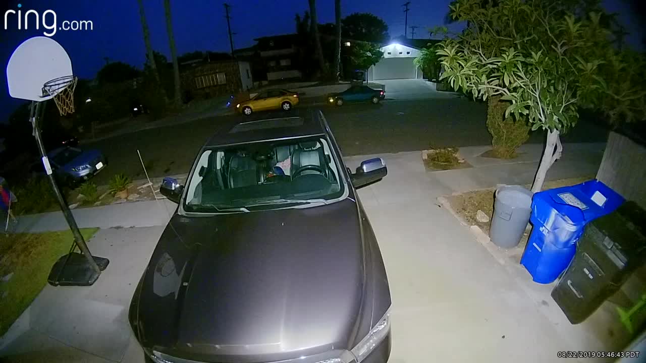 Un piéton raye une voiture parce qu'elle déborde sur le trottoir