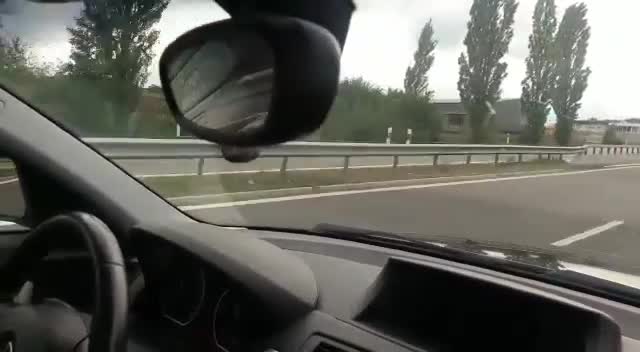 Il se fait doubler par une F1 sur l'autoroute (République tchèque)