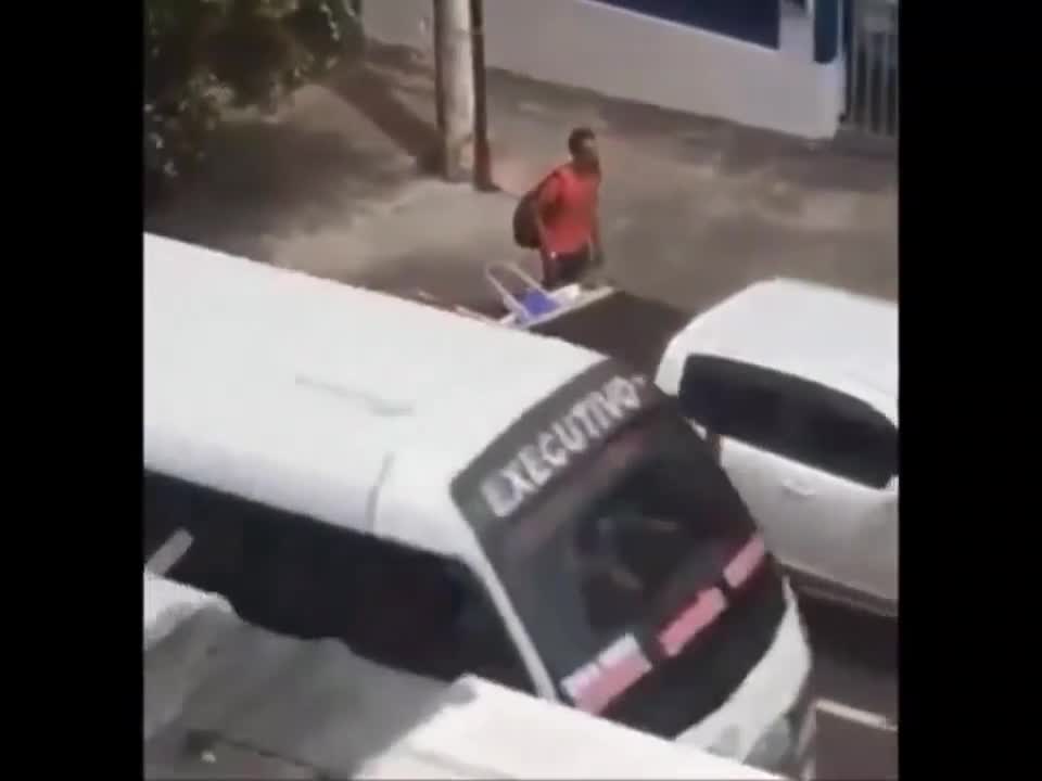 Grillé en train de voler à l’arrière d’un pick-up