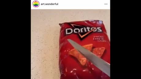 Ouvrir un paquet de Doritos avec un couteau