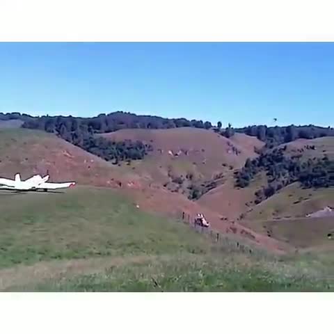 Un avion décolle d’une colline alors qu'un autre avion arrive pour se poser