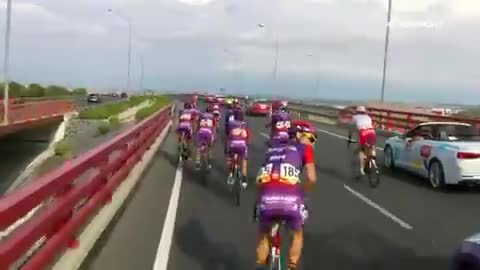 Le coureur Jesus Ezquerra  fait sa demande en mariage en pleine étape (Tour d'Espagne)