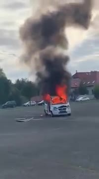 Un camion de pompier fait une arrivée renversante (Hongrie)