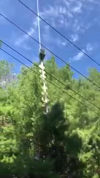 Tailler une haie avec un hélicoptère