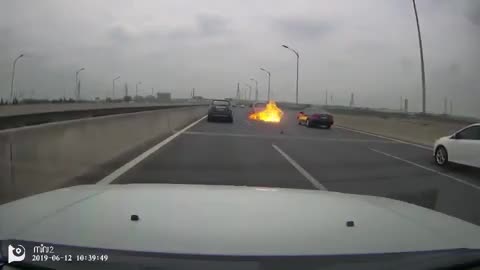 Une voiture atteint les 88 miles à l'heure sur une autoroute