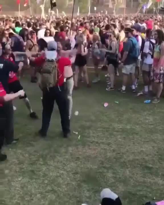 Un festivalier trop drogué se fait calmer