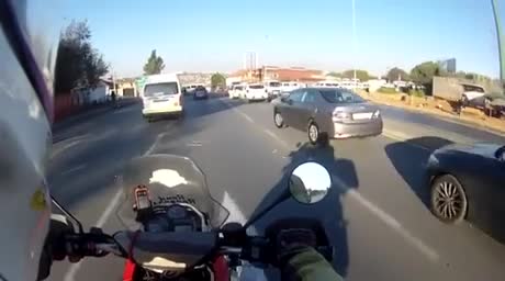 Un motard &quot;neutralise&quot; un voleur de voiture