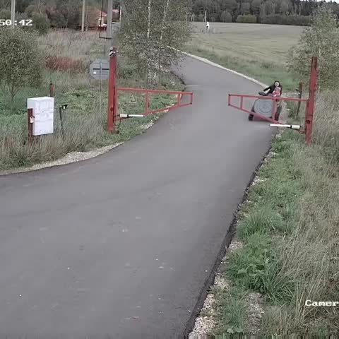 En quad avec ses enfants, une mère passe une barrière