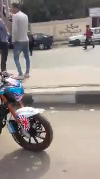 Régis fait des pompes sur sa moto