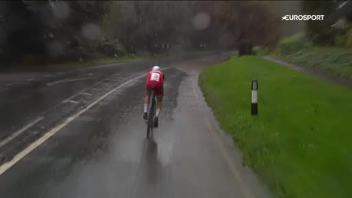 Le cycliste Johan Price-Pejtersen chute dans grosse une flaque d'eau