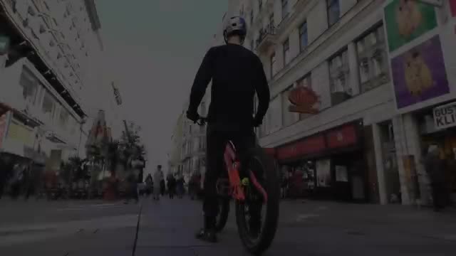 L'énorme Fabio Wibmer sort son VTT trial en ville