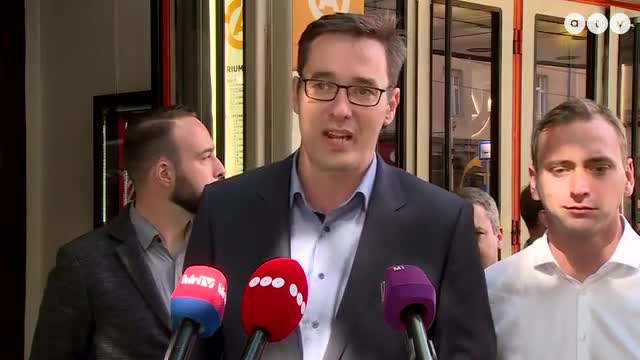 Un politicien hongrois se fait salement troller pendant une conférence de presse