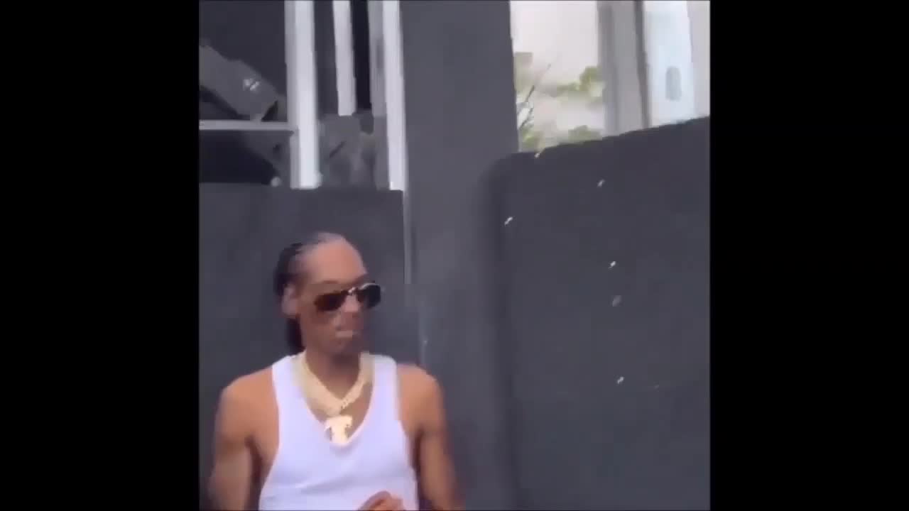 Snoop Dogg fume un joint avec un policier