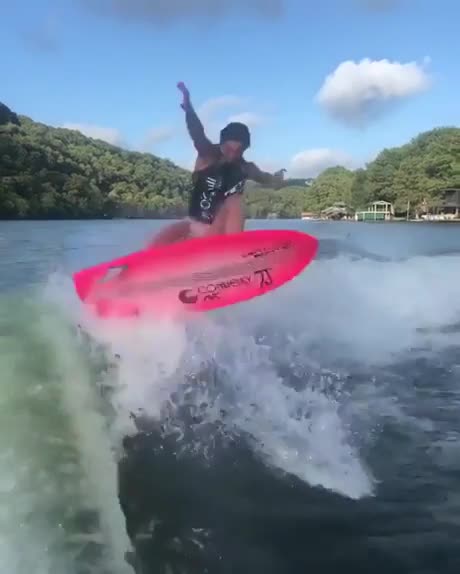 Une fille nous donne une leçon de wakesurf