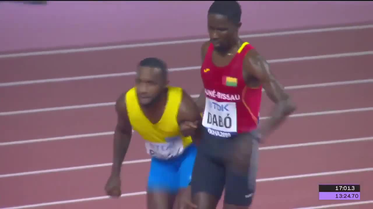 Epuisé, un coureur du 5000 mètres se fait aider par un concurrent