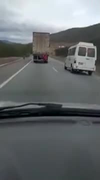Assis à l’arrière d’un camion sur l'autoroute