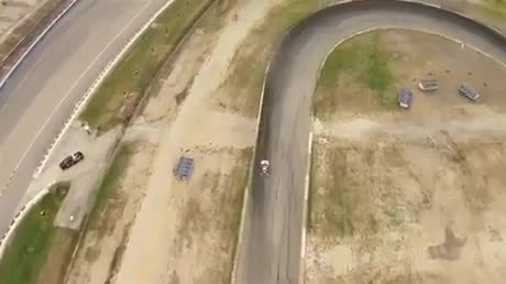 Un drone suit une voiture de rallye
