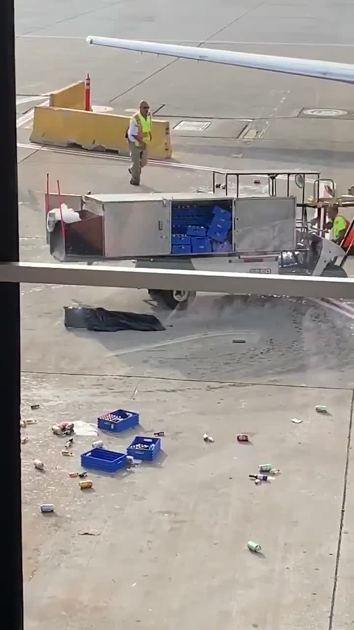Un véhicule d’aéroport pète un cable sur le tarmac