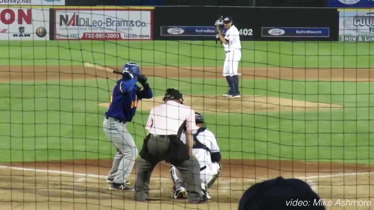 Baseball : un commentateur rattrape une balle depuis sa loge