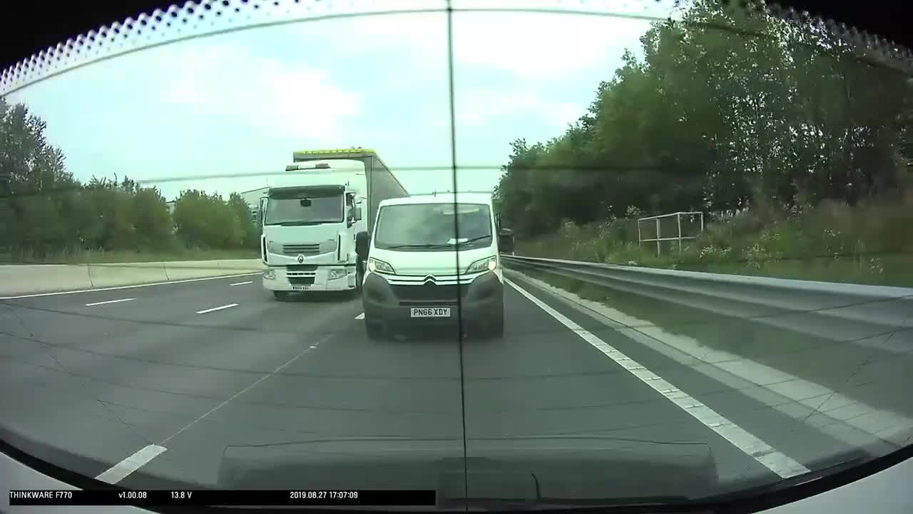 Un poids-lourd écrase une camionnette contre une rambarde de sécurité