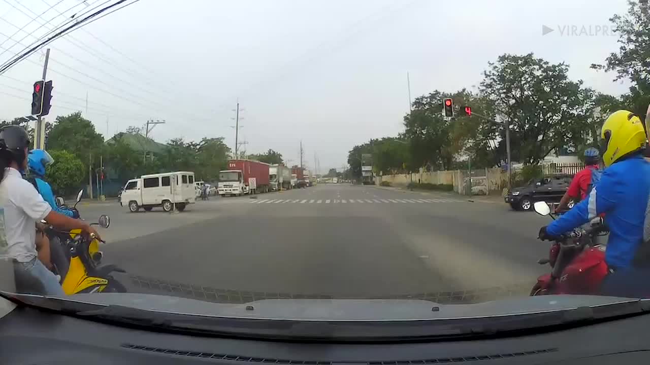 Un scooteriste grille un feu rouge et ce qui devait arriver arriva