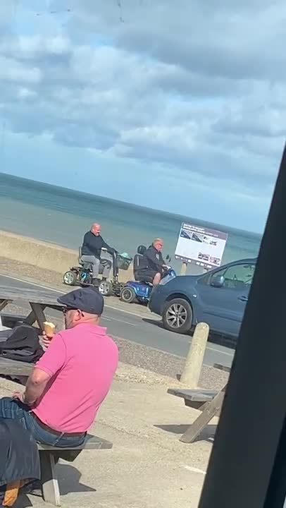 Deux hommes s'embrouillent avec des scooters électriques