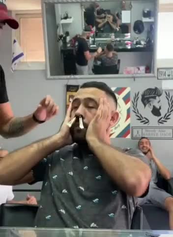 Un homme se fait épiler les poils du nez