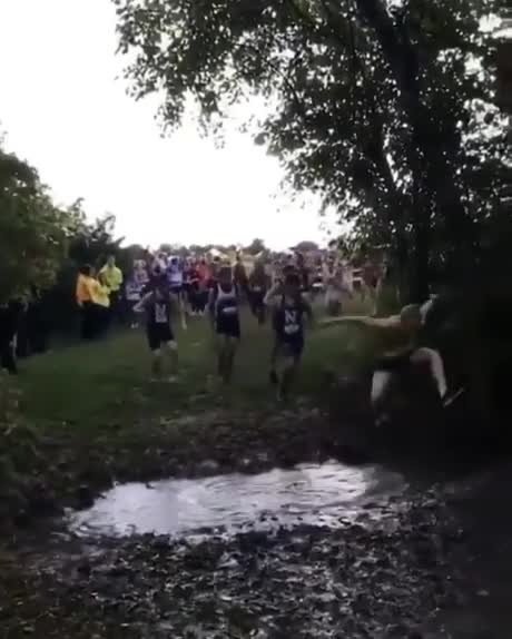 Saut de l'ange dans une flaque de boue