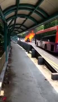 Une voiture explose devant un pompier (Singapour)