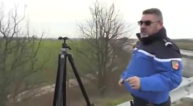 Un gendarme se casse la gueule pendant un reportage