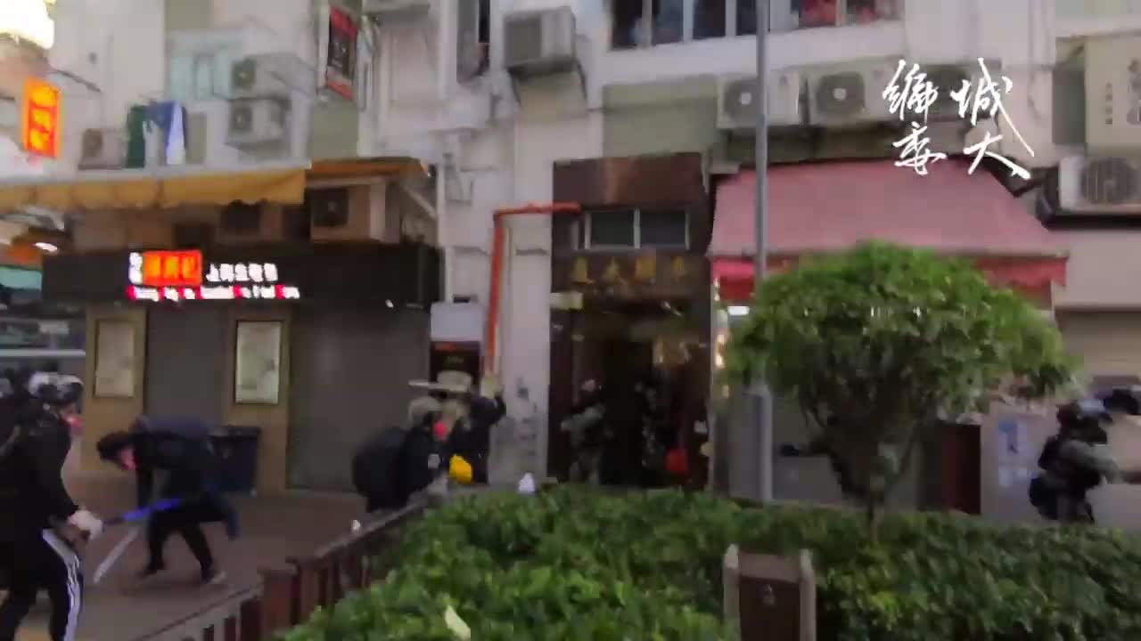 Un policier tire sur un manifestant (Hong Kong)