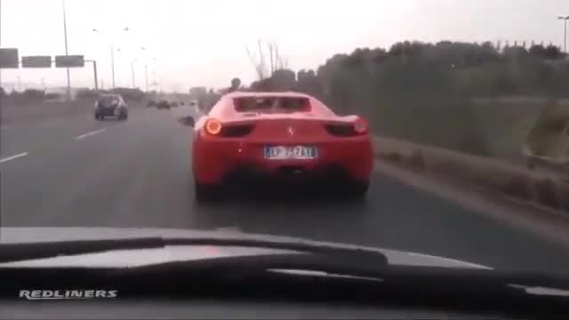 Régis roule sur route mouillée avec sa Ferrari