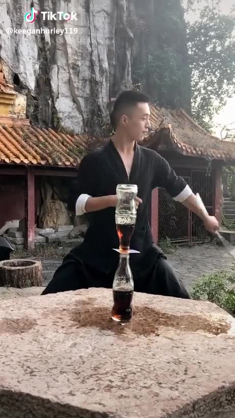 Un nunchaku et deux bouteilles de Coca