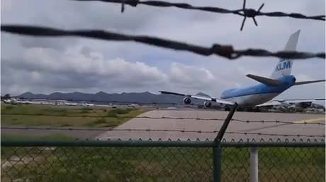 Un avion bien trop près d'une plage