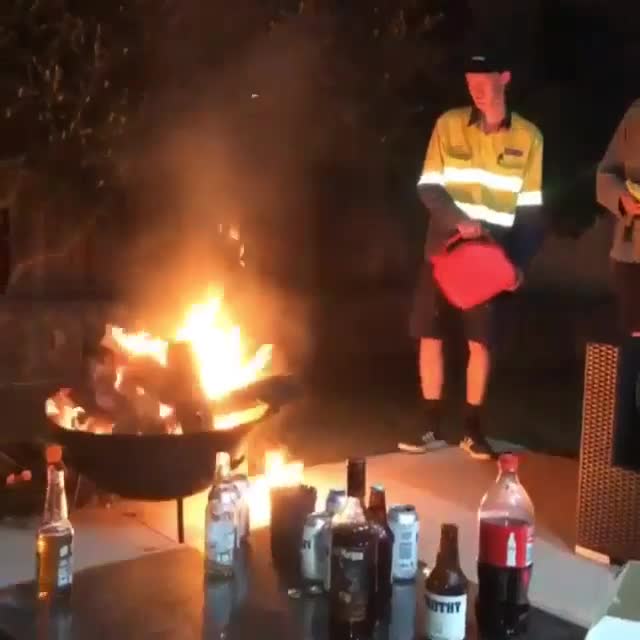 Un idiot verse de l’essence sur un feu