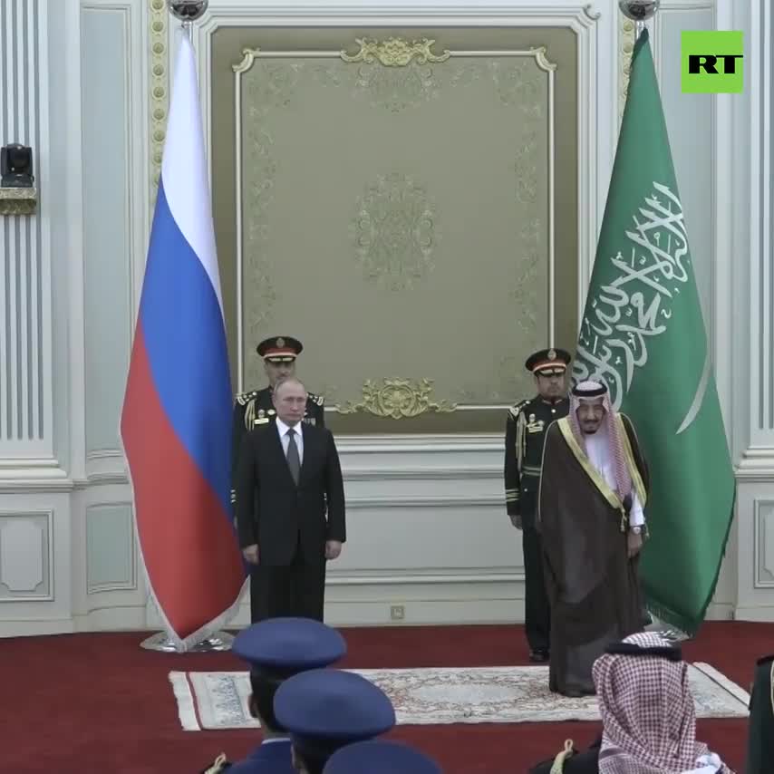 Les Saoudiens massacre l’hymne national russe devant Vladimir Poutine