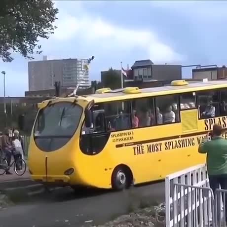 Un bus de tourisme pas comme les autres Ă Rotterdam
