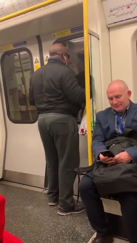 Un homme chante du Bon Jovi dans le métro