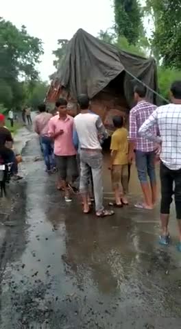 Régis bloque son camion (Indonésie)