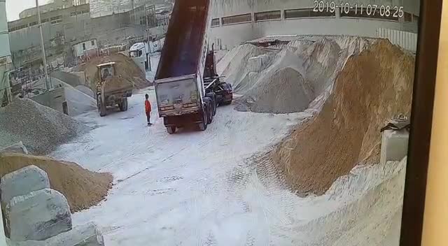 Un ouvrier a beaucoup de chance sur un chantier